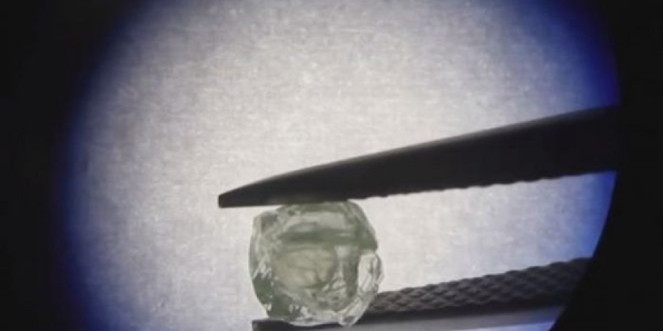 KADA SU GA UGLEDALI NAUČNICI SU BILI ZABEZEKNUTI: U Sibiru pronađen dijamant star 800 MILIONA GODINA, a u njemu... /VIDEO/