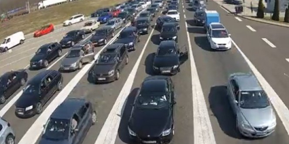 SRBIJA IMA VAKCINE ZA SVE! Kolone vozila na graničnim prelazima čekaju da uđu u Srbiju zbog BESPLATNE VAKCINACIJE! /VIDEO/