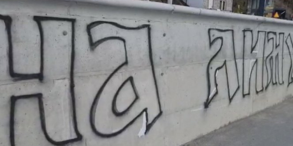MALOLETNIK UHAPŠEN ZBOG VELJE NEVOLJE! Policija u Prijepolju pronašla autora ogromnog grafita podrške Belivuku!