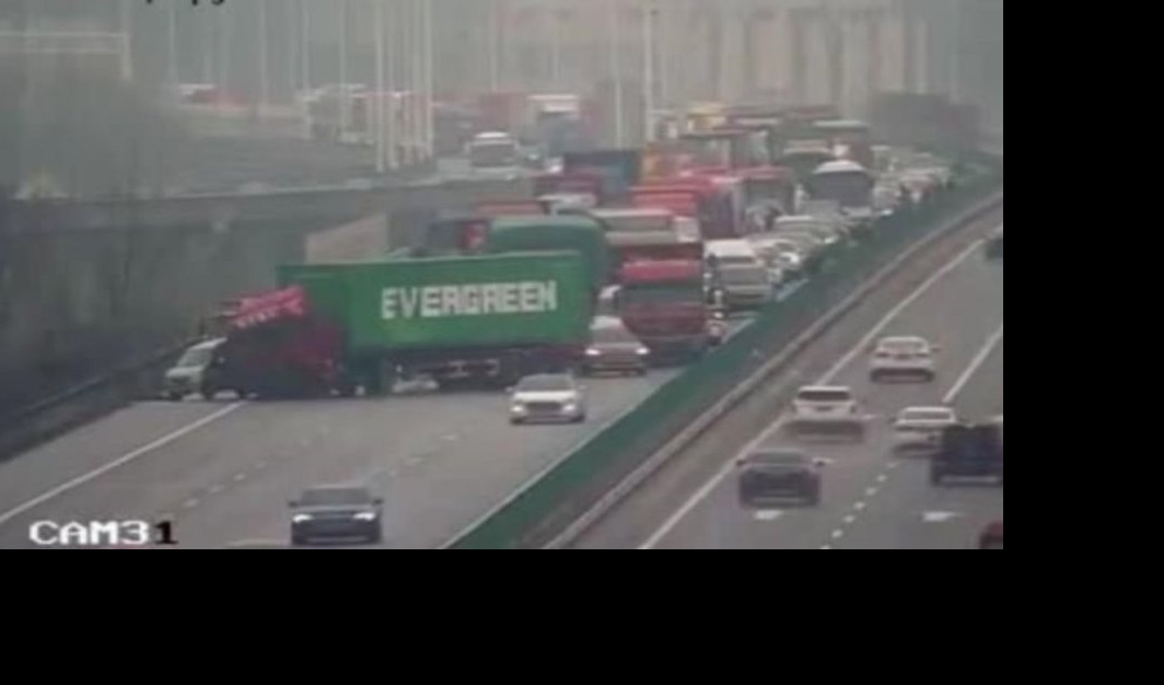 PROKLETSTVO EVERGRINA SE PRESELILO U KINU! Kamion blokirao autoput na sličan način kao brod u Sueckom kanalu! /FOTO/