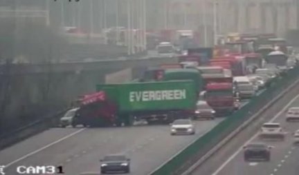 PROKLETSTVO EVERGRINA SE PRESELILO U KINU! Kamion blokirao autoput na sličan način kao brod u Sueckom kanalu! /FOTO/