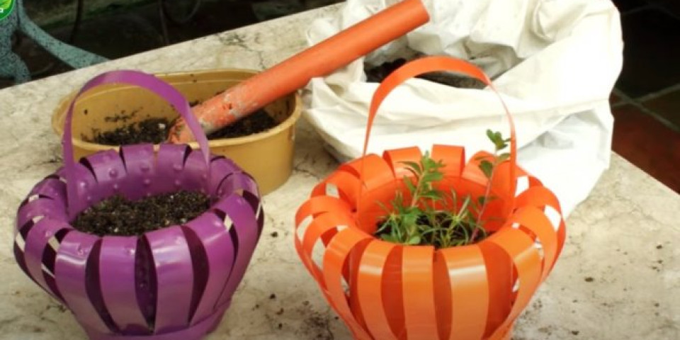 TRI SUPER IDEJE! Evo kako da od plastičnih flaša napravite unikatne saksije za cveće! /VIDEO/