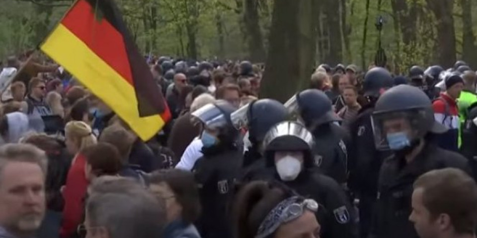 BERLIN POD SUZAVCEM! Vlada donela odluku...STROŽIJE MERE... Više od osam hiljada demonstranata protestvovalo BEZ MASKI! /FOTO/VIDEO/