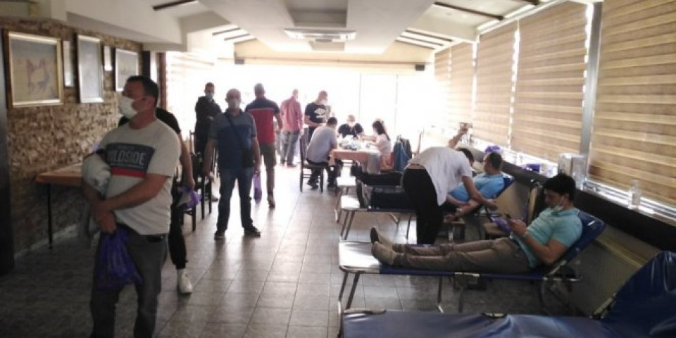 HEPENING U MILUTINOVOJ BIBLIOTECI! Ovako su Kragujevčani uz vola na ražnju i gulaš, davali krv i PRIMALI VAKCINE/VIDEO/FOTO/