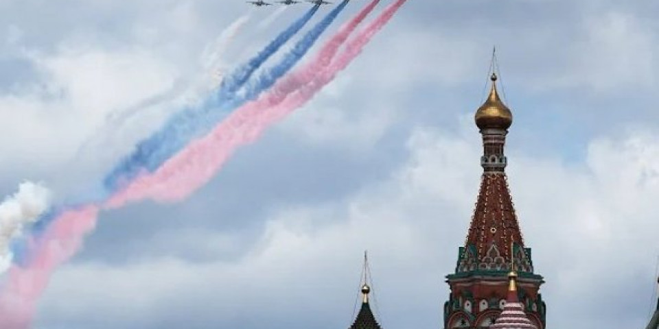 (VIDEO) GLEDAJTE I UŽIVAJTE, MOSKOVSKO NEBO UKRASILO 76 AVIONA I HELIKOPTERA! Spektakularna proba vazdušnog dela Parade pobede! KAKO ĆE TEK BITI 9. MAJA!