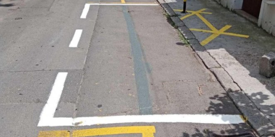 DA LI JE OVO NAJBAHATIJI BEOGRAĐANIN?! Farba u žuto već obeleženi parking kako bi imao samo za sebe mesto za parkiranje /VIDEO/