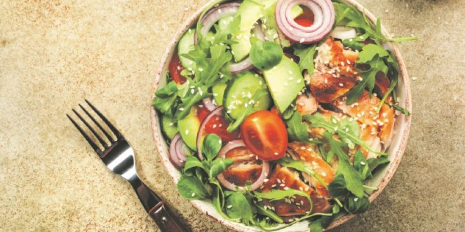 Spoj ukusa i zdravlja! Cezar salata je proveren obrok za celu porodicu!