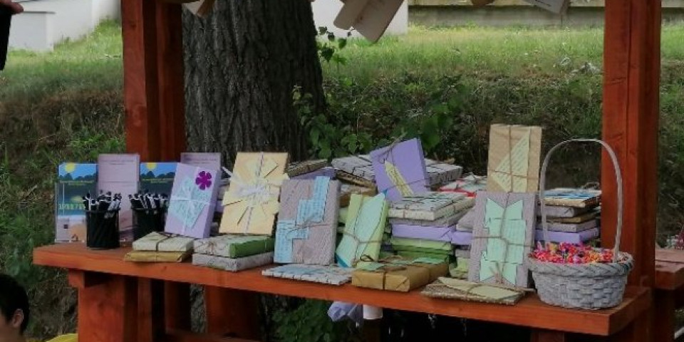 Narodna biblioteka "Vuk Karаdžić" iz Velikog Gradišta svoj čiatalački kutak otvorila je na Srebrnom jezeru!