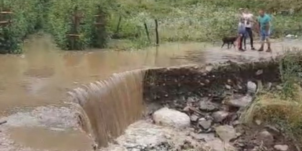 ALARMANTNE SLIKE IZ OKOLINE IVANJICE! Bujični potoci potpuno uništili lokalne puteve, oko 100 kuća odsečeno od sveta! Foto/Video