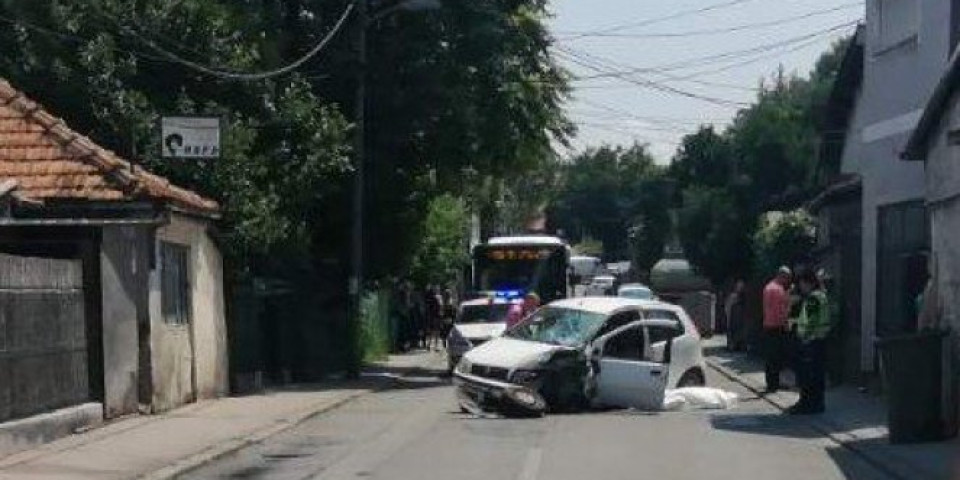 ČOVEK UMRO ZA VOLANOM, AUTOMOBIL POTOM POKOSIO ŽENU NA ULICI! Stravična nesreća u Beogradu!