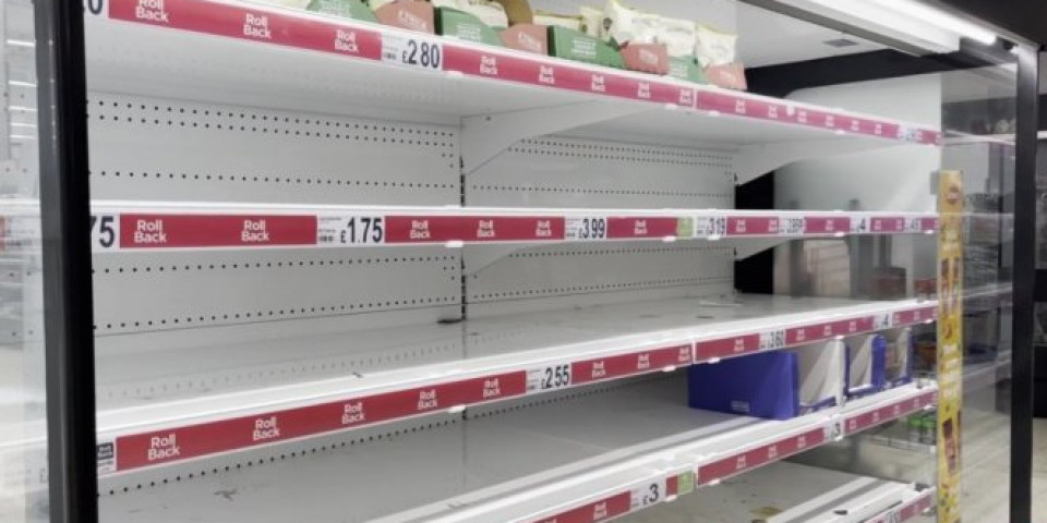 BRITANCIMA PRETI TOTALNI KOLAPS! Rafovi u supermarketima PRAZNI, nižu se upozorenja zbog PINGDEMIJE! FOTO/VIDEO