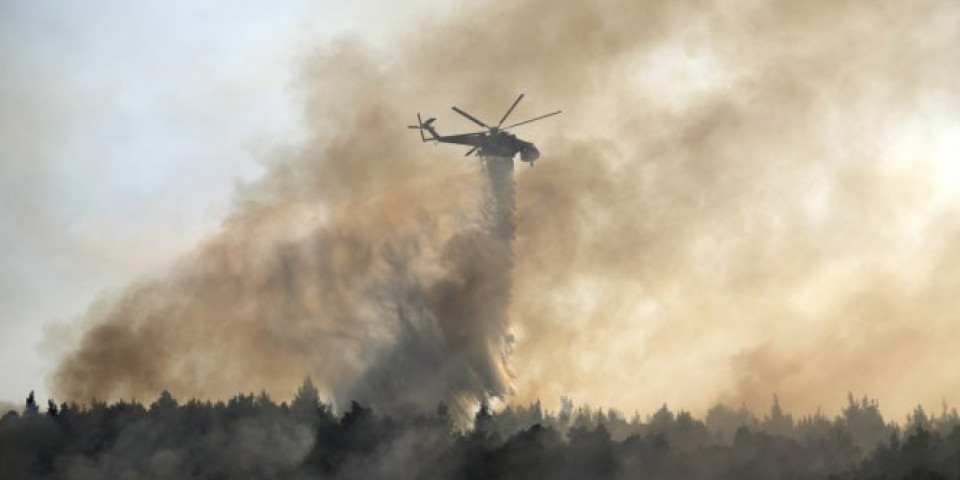 STRAŠNE SCENE IZ GRČKE, vatrogasci vode borbu sa 40 aktivnih požara - najopasniji je u Atini! Pravo je čudo da nema žrtava! /FOTO/