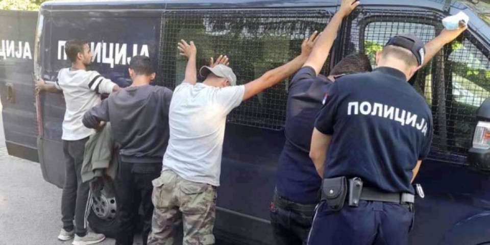 LISICE NA RUKAMA TAKSISTA! Policija ih zatekla u Doljevcu, preko granice vozili 18 migranata iz Sirije