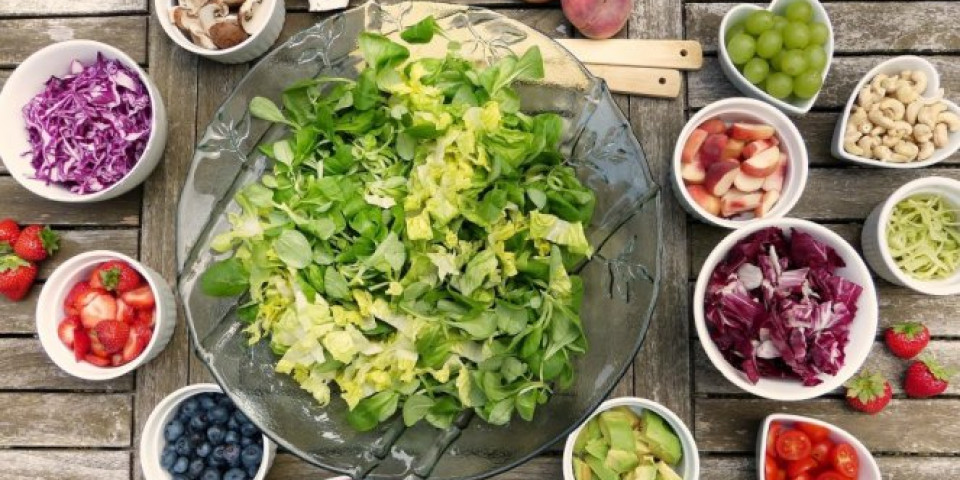 MRZI VAS DA KUVATE?! Napravit zdravu salatu, a da ne isprljate ni jedan sud!