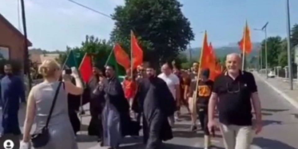 (VIDEO) RASPOP MIRAŠ DEDEIĆ PREDVODI PROTEST U PODGORICI, ne mogu da se pomire da Cetinjski manastir nije njihov! DA SVE BUDE JOŠ BOLESNIJE POZIVAJU SE NA NJEGOŠA!