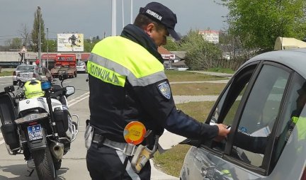 Fanđo vozio sa 2,53 promila! Zaustavljen "Mercedes" u Guči, policija isključivala iz saobraćaja i zbog droge!