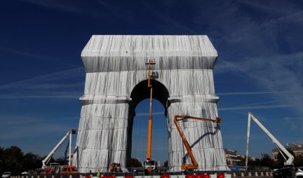 ŠOK PRIZOR U PARIZU! Trijumfalna kapija prekrivena recikliranom tkaninom!