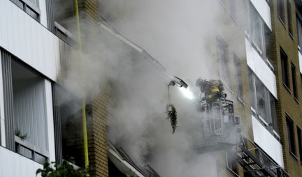 Eksplozija i požar u centru Atine, oštećeno nekoliko zgrada! Jedna osoba povređena!