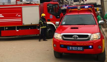 Drama u Jagodini! Jedna osoba preti da će skočiti sa terase, vatrogasci na terenu!
