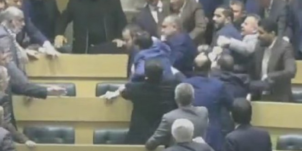 POLITIČARI NAPRAVILI CIRKUS, 100 ŠAMARA JE PALO, A ONDA... Nezapamćena TUČA u parlamentu! (VIDEO)