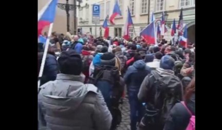 U SUKOBU SA POLICIJOM POVREDILI JEDNOG Četvorocifren broj demonstranata ispred zgrade parlamenta u Pragu, uleteli specijalci (Video)