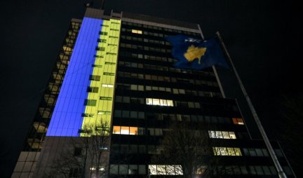 LUDILO MOZGA ŠIPTARA! Kurti osvetlio zgradu u bojama UKRAJINSKE ZASTAVE, pa poručio: Istorija favorizuje pravednike! (FOTO)