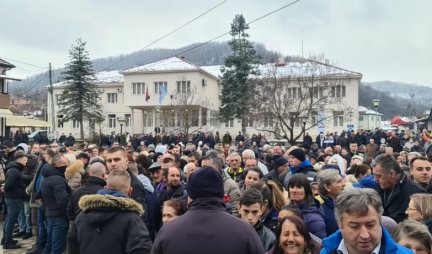 MEDVEĐA DOČEKALA VUČIĆA! Lider SNS stigao na predizborni skup pred više od 1.000 okupljenih građana!