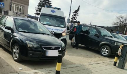 Mladić sa kapuljačom uništava skupe automobile! Stanovnici Novog Pazara jure vandala