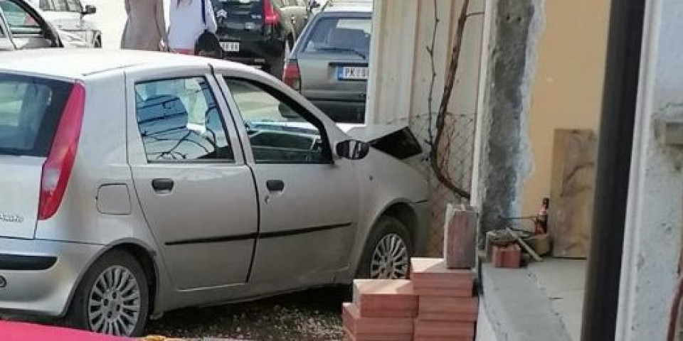 Vozio mrtav pijan! "Golfom" se zakucao u Policijsku stanicu u Bijeljini