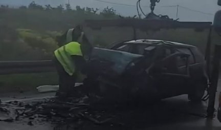 JEZIV PRIZOR NESREĆE KOD RIPNJA! Muškarac (62) poginuo na licu mesta, automobil potpuno uništen (VIDEO)
