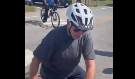 Bajden pao sa bicikla! Američki predsednik odjednom izgubio ravnotežu (Video)