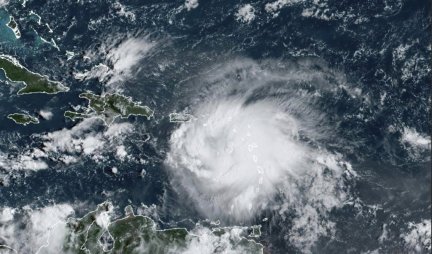 STRAH OD FIONE! Ova zemlja se priprema za tropsku oluju koja svakog časa može da preraste u uragan (FOTO)