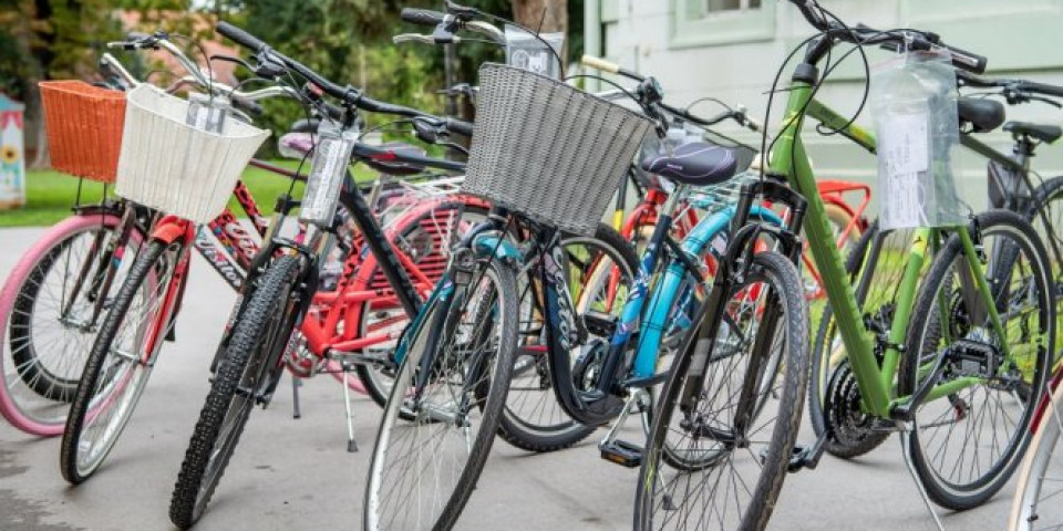 Dolijao lopov iz Leskovca: Sa ulica i iz dvorišta pokrao 16 bicikala!