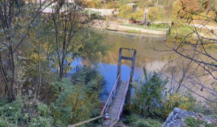 PAŽNJA, OPASNOST! Nestale table o zabrani korišćenja pešačkih mostova u Ovčar Banji, MOGUĆA NOVA TRAGEDIJA (FOTO)