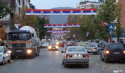 "OVO JE SRBIJA"! Širom KiM se vijore trobojke! U Kosovskoj Mitrovici Srbi slave, čuju se i trubači (FOTO)