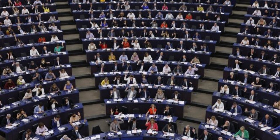 Čista šizofrenija! Evropski parlament traži od Vučića da prizna Kosovo u skladu sa međunarodnim pravom!