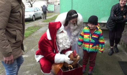 STEFANU STIGLI PRAVI KAKO I PETAO! Deda Mraz je počeo da ispunjava želje mališanima u Kikindi! (FOTO)
