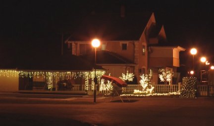 PRIZOR KAO IZ BAJKE! Snežana od svog doma napravili neobičnu prazničnu čaroliju, svetli na hiljade lampica! Njena kuća sada je najlepša u selu (FOTO)