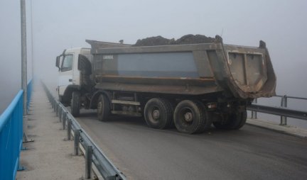 UKLONJENA I POSLEDNJA BARIKADA NA KIM! Kamioni koji su bili postavljeni na mostu kod Dudinog krša odblokirali put ka Mitrovici