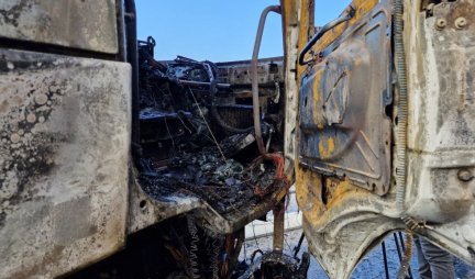 POŽAR NA BARIKADAMA NA KiM! Izgorele kabine kamiona u Mitrovici