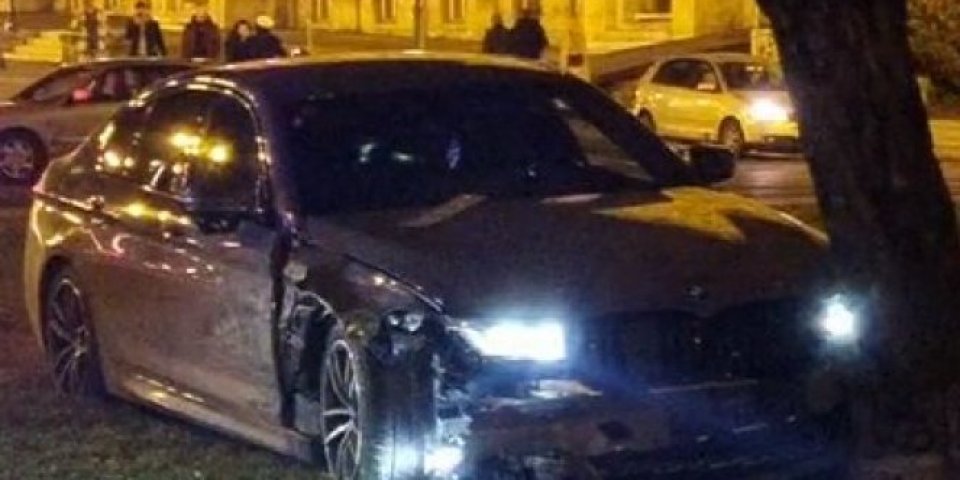 Pijan vozio BMW sa probnom dozvolom! Osamnaestogodišnjak izgubio kontrolu pa se zakucao u metalni stub!