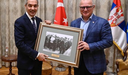 Srbija i Turska su prijatelji! Ministar Vesić ugostio turskog ministra, razmenili i poklone, razgovarali o saradnji