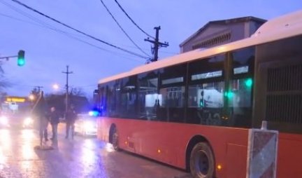 SAOBRAĆAJNI KOLAPS U BULEVARU KRALJA ALEKSANDRA! Autobus propao kroz rupu, deset linija gradskog prevoza u zastoju, blokirana Ustanička
