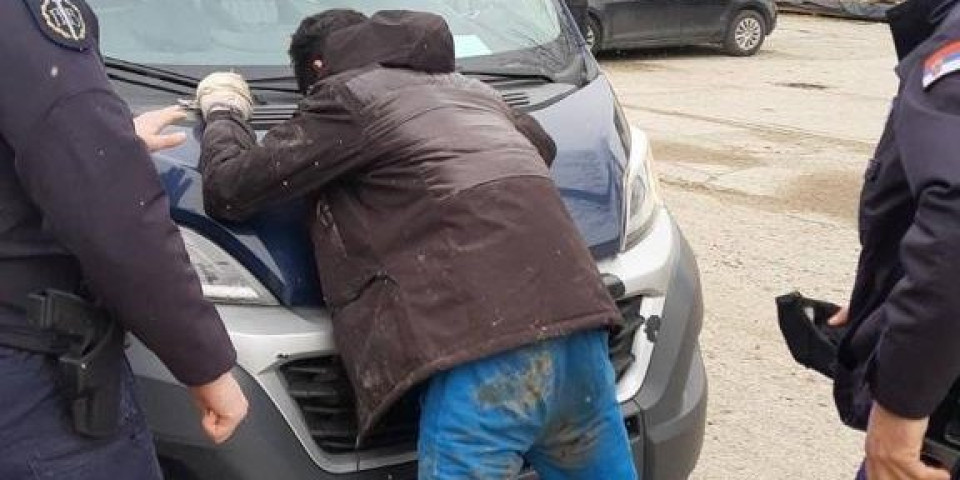 Maloletni lopov pao u Šidu! Ukrao novac iz menjačnice, prilikom hapšenja pronađena i droga