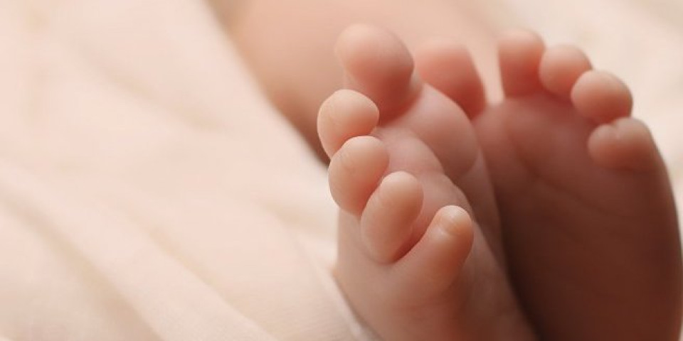 Na respiratoru brat blizanac bebe koja je preminula: Detalji tragične smrti odojčadi od velikog kašlja, bili premali za vakcinaciju
