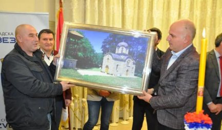 OPŠTINA ZVEZDARA PROSLAVILA SLAVU!  Gosti sa Kosova i Metohije poklonili sliku crkve čiju su izgradnju pomogli BRATSKA LJUBAV I POŠTOVANJE