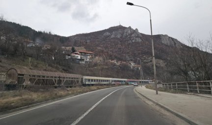 "ODJEDNOM SE DOGODIO VELIKI BLJESAK!" Voz bio zaglavljen kod Prijepolja, ekipe rade na otklanjanju kvara