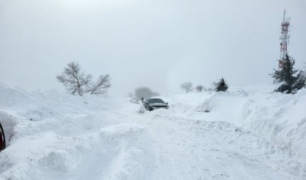 SNEG PARALISAO OVAJ DEO SRBIJE! Neverovatni prizori - Automobili zaglavljeni u snežnim nanosima, put neprohodan (VIDEO)