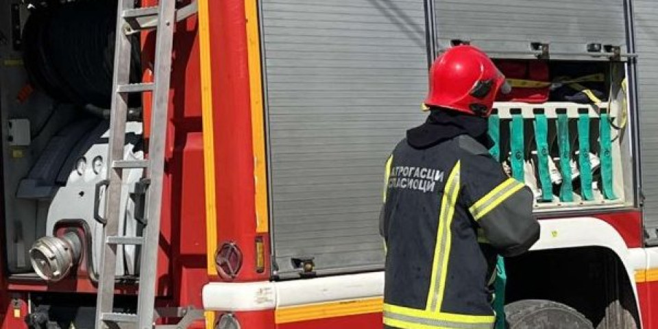 Vatrogasci ugasili požar u Jagodini: Gorelo preduzeće za proizvodnju plastike (video)