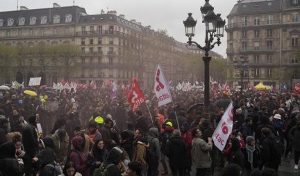USTAVNI SAVET PODRŽAO MAKRONOVU PENZIONU REFORMU! Haos u Parizu nakon odluke, demonstranti preplavili ulice! (FOTO, VIDEO)